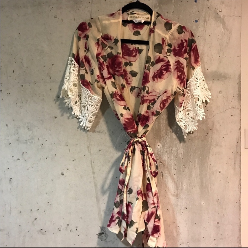 Stone Cold Fox Lace Robe - Picture 2 of 4